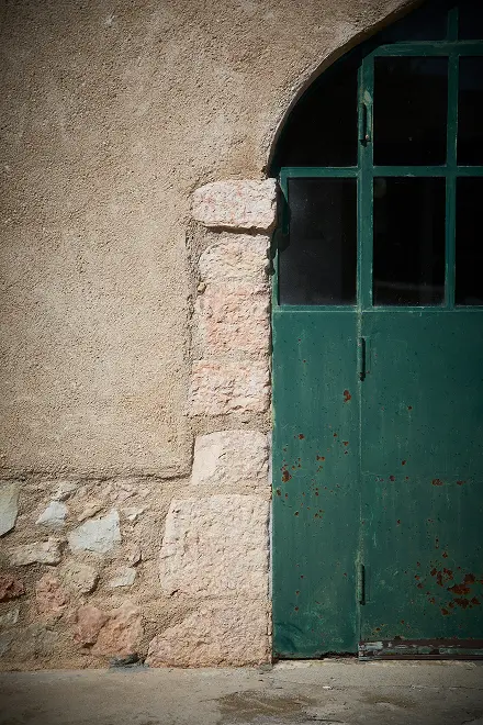 portone della casa tedeschi