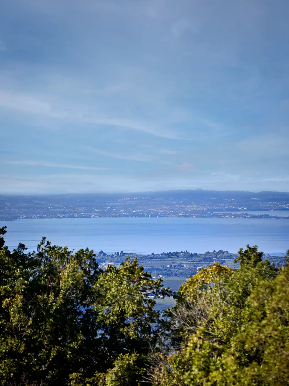 lago di garda visto dalle colline della tenuta tedeschi