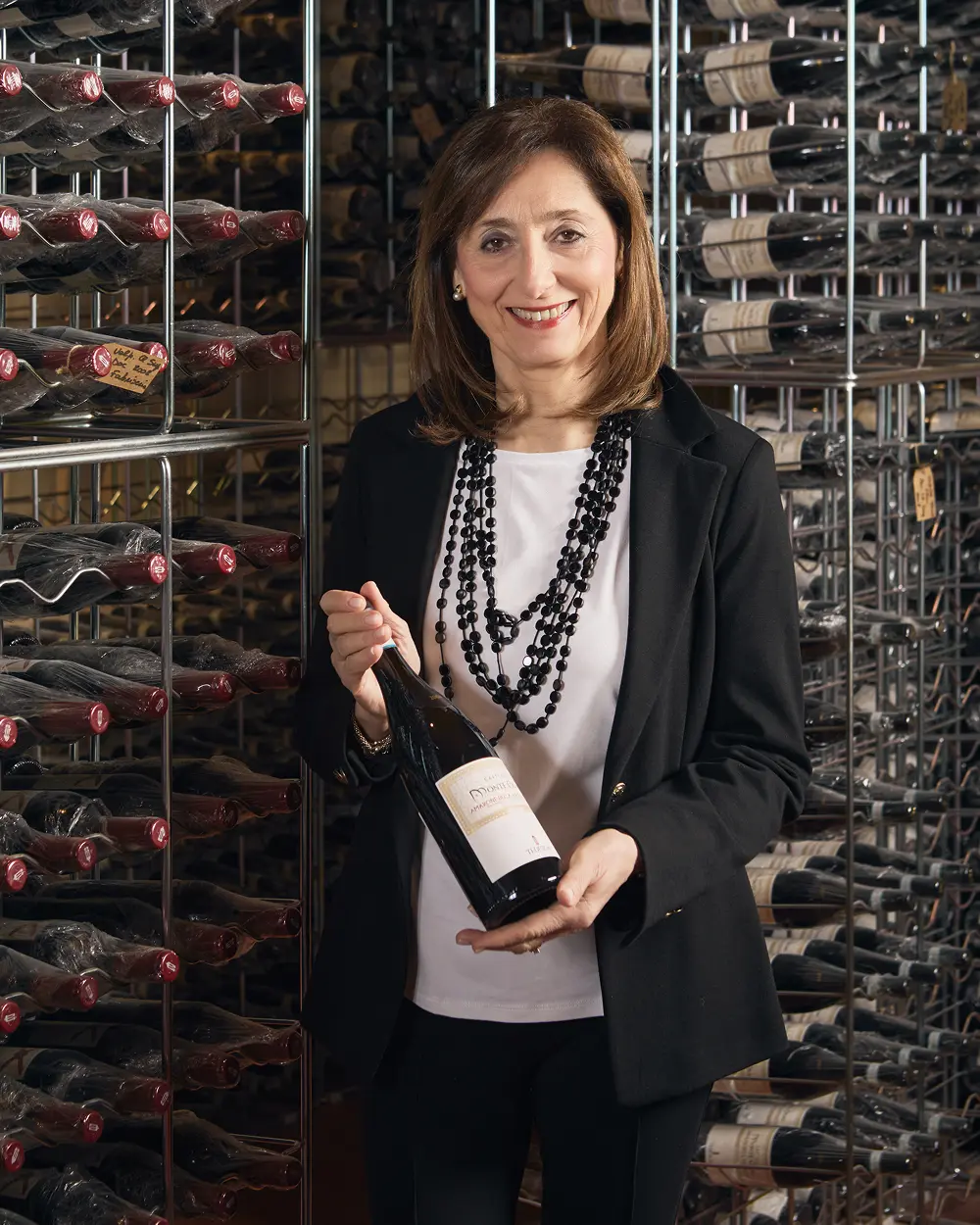 antonietta tedeschi con bottiglia in mano