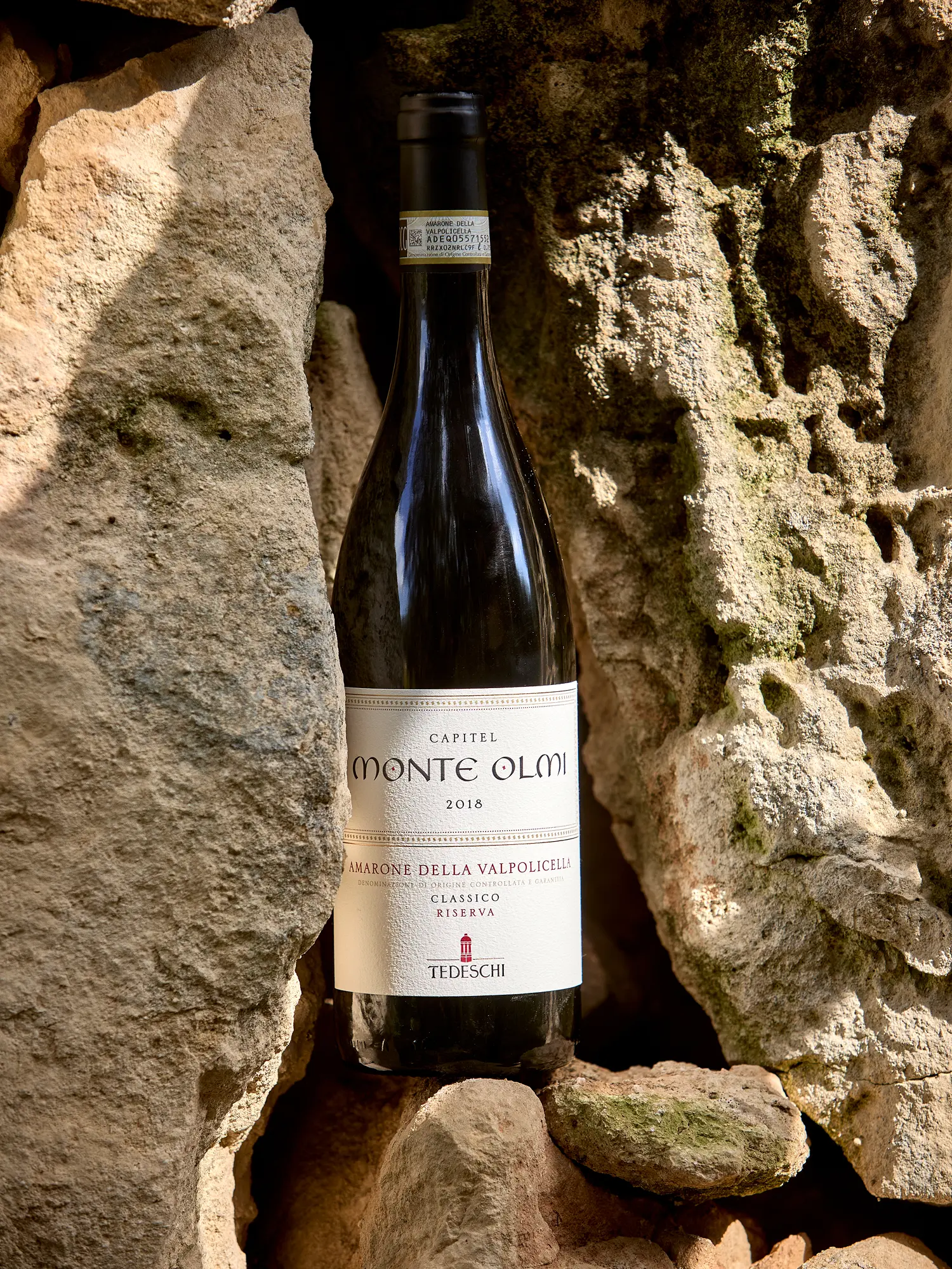 bottiglia di monte olmi incastonata nella roccia