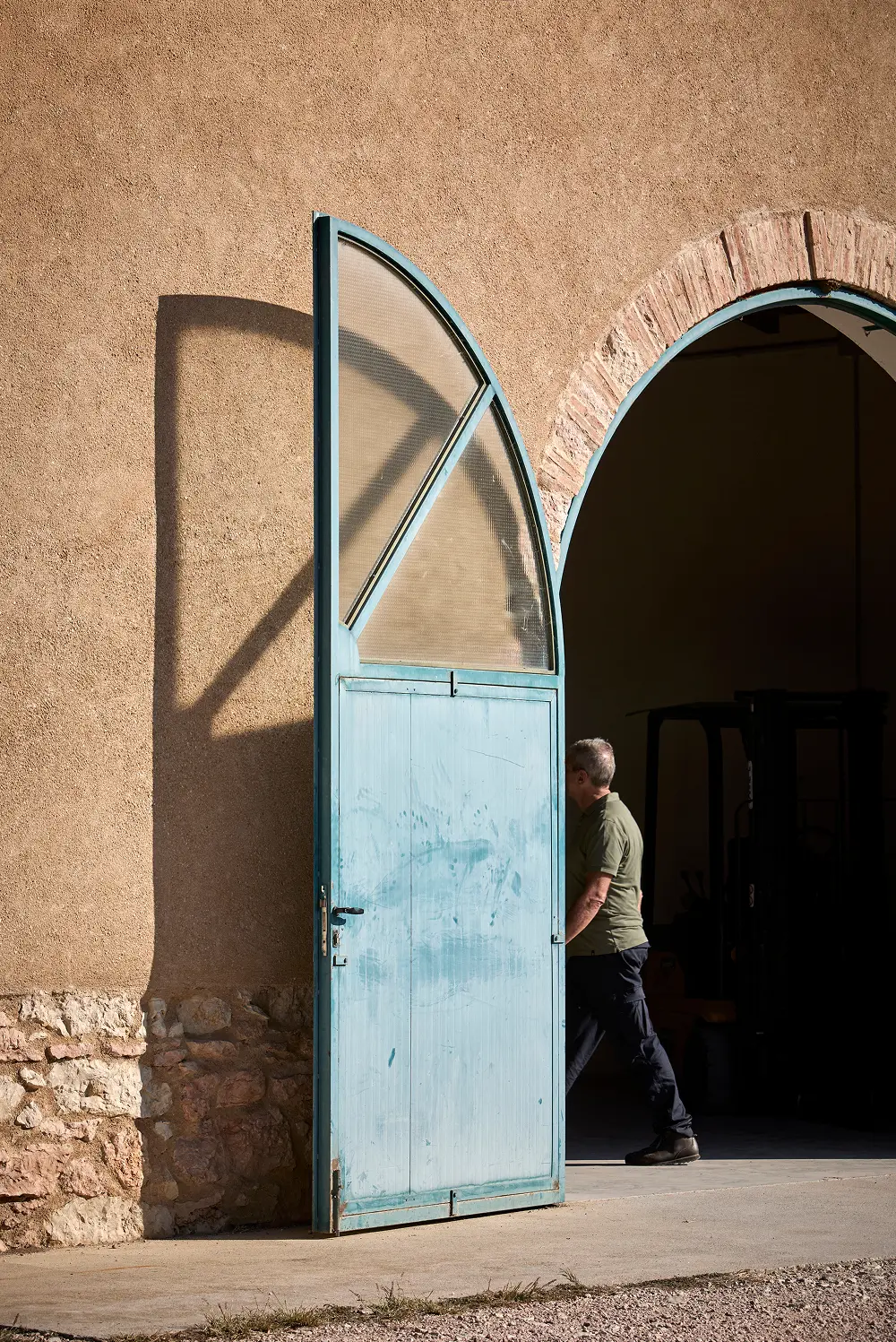 persona che entra nel portone della casa tedeschi