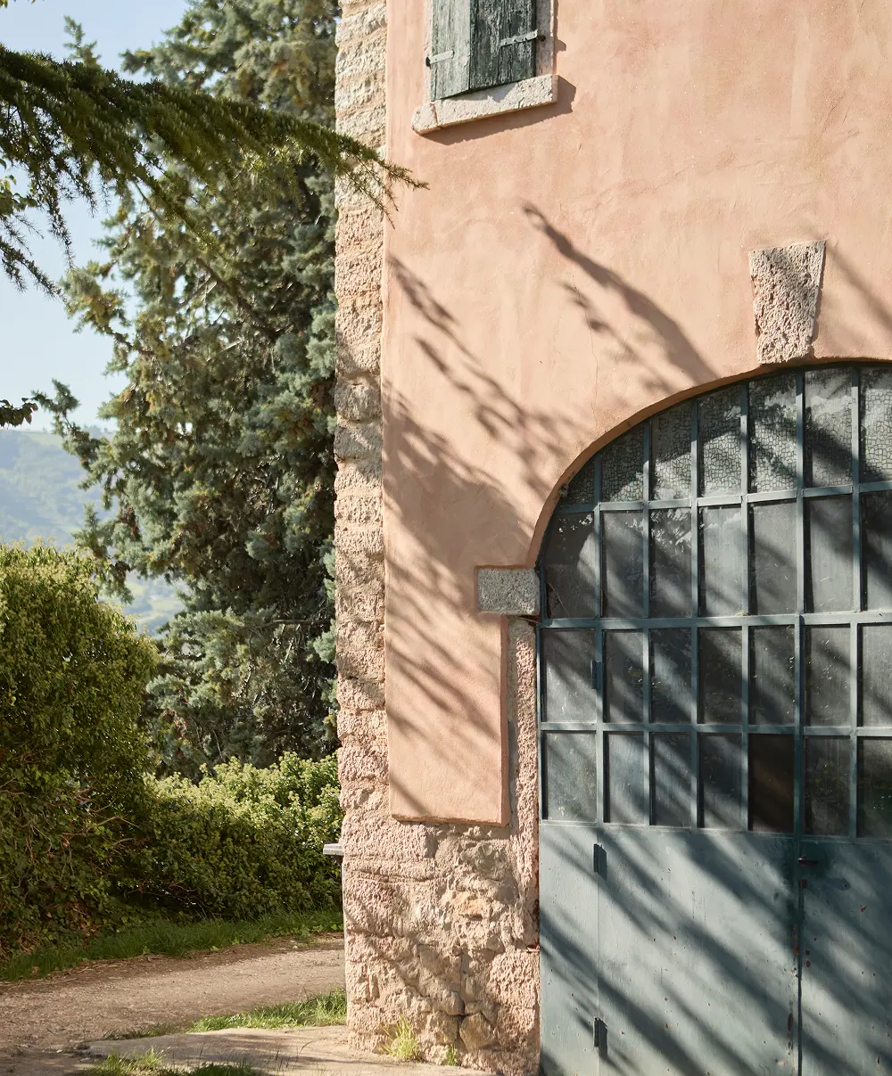 angolo della casa della tenuta tedeschi con portone storico