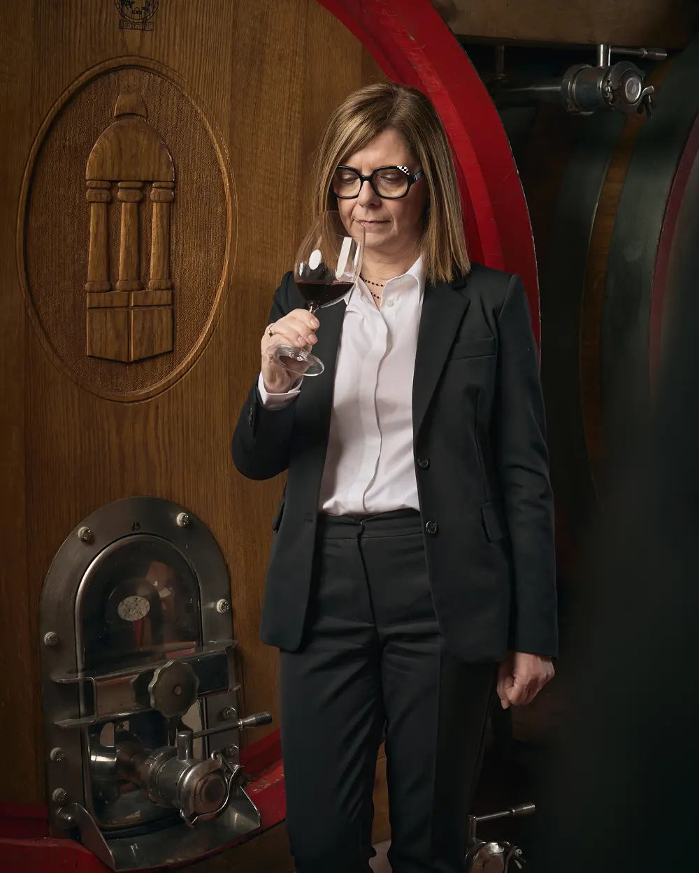 sabrina tedeschi che degusta un calice di vino rosso