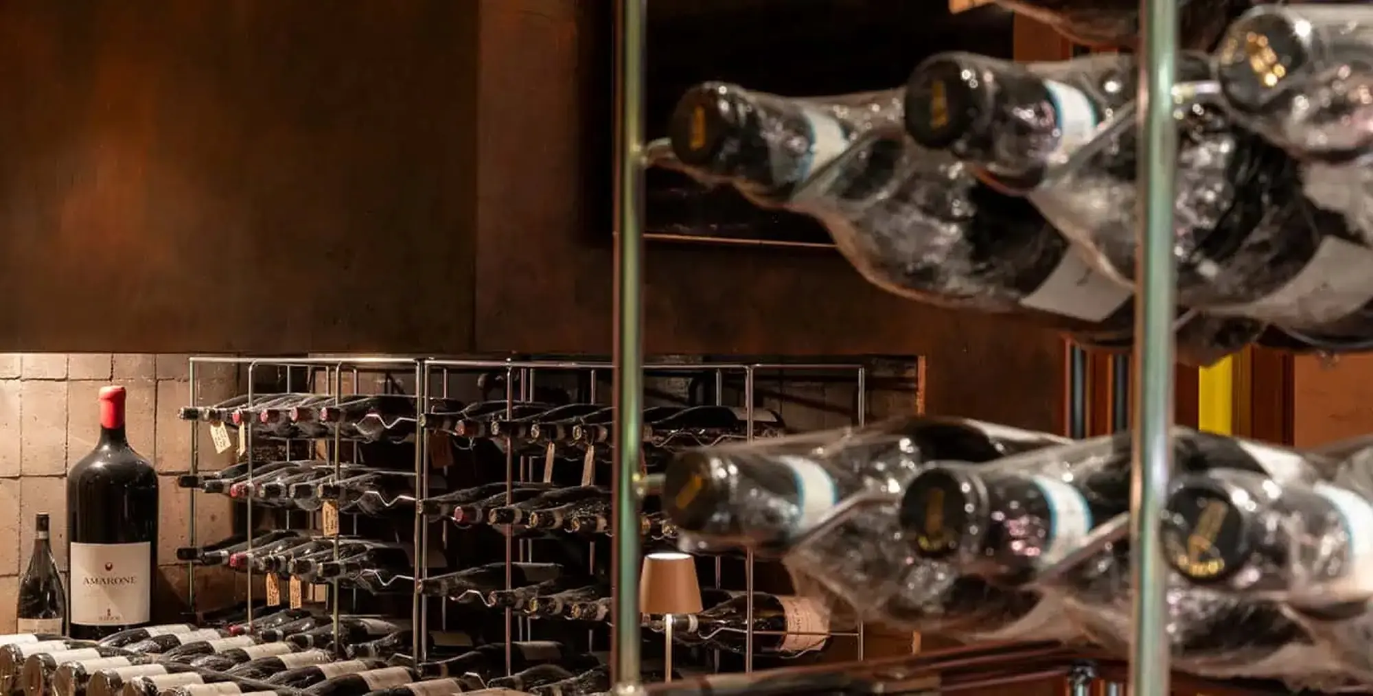 bottiglie nella sala degustazioni