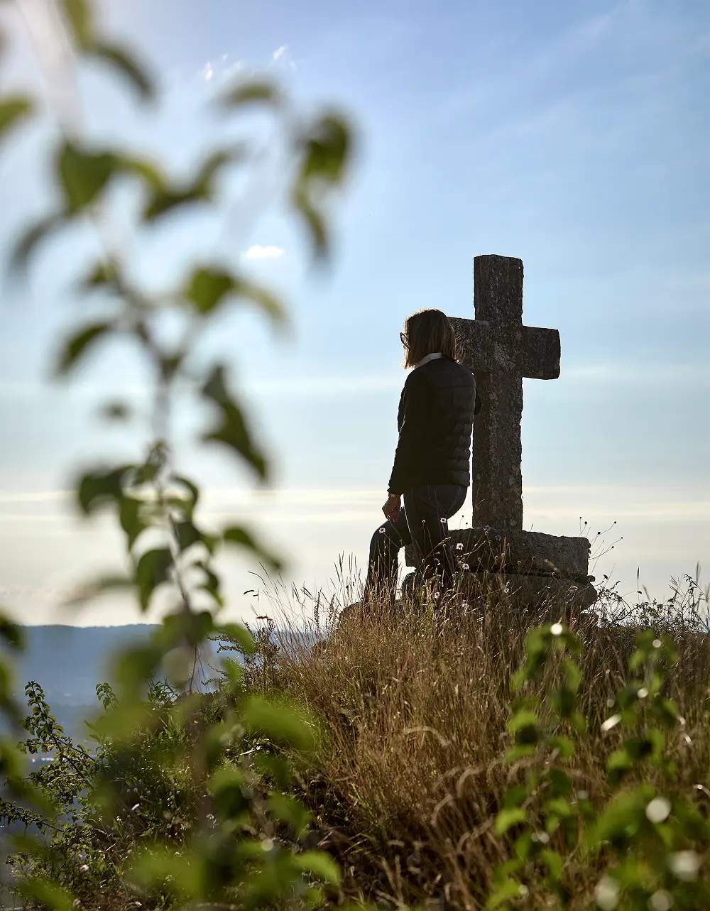 sabrina tedeschi affianco alla croce della tenuta fabriseria
