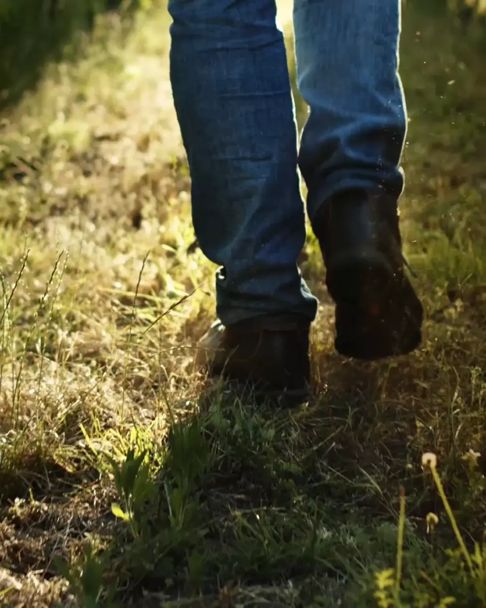 uomo che cammina nel campo