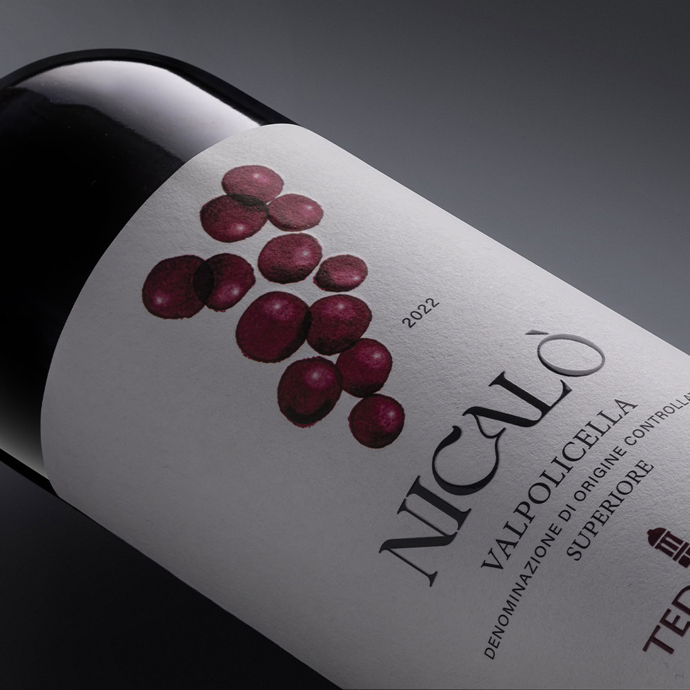 dettaglio della etichetta di vino Nicalò della valpolocella